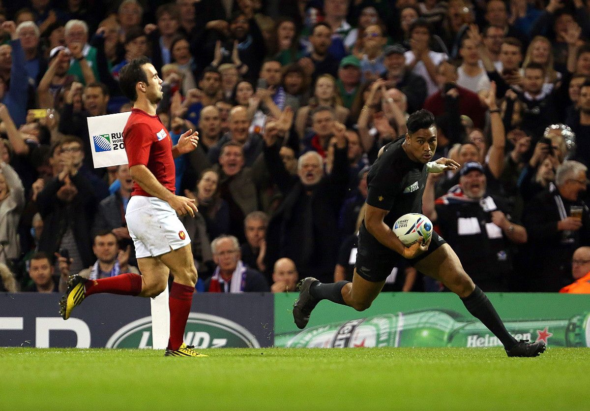 Julian Savea, entsegua lortzen, Frantziaren aurkako final-laurdenetako partidan. GEOFF CADDICK / EFE.