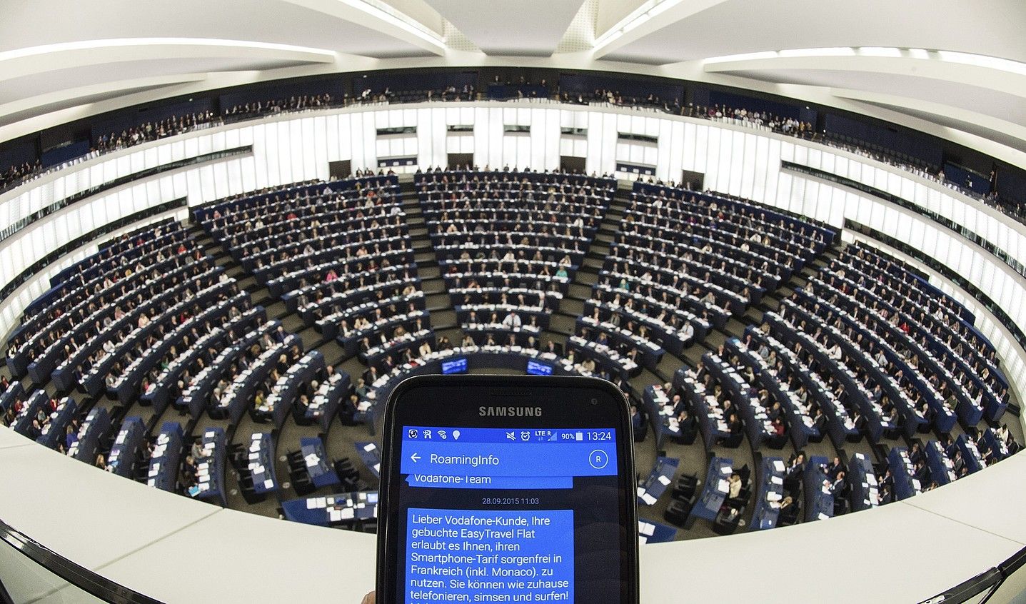 Europarlamentuak atzoko saioan onartu zuen roaming-a ezabatzea. PATRICK SEEGER / EFE.