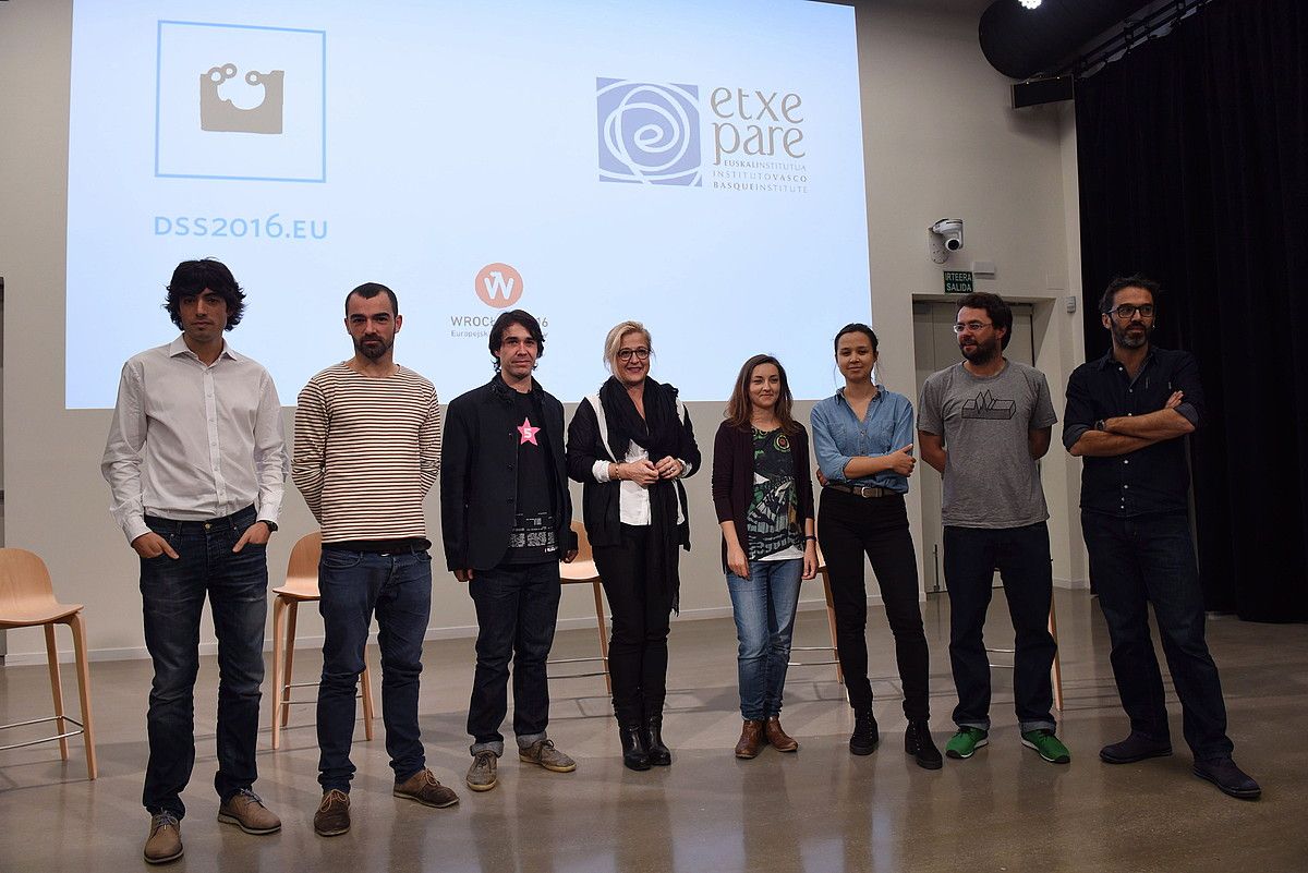 Alex Aginagalde (Etxepare Euskal Institutua), Eneko Gil, Jaime de los Rios, Aizpea Goenaga (Etxepare Euskal Institutua), Anna Nosowicz, Alexandra Walaszek, Gerard Lebik eta Iker Tolosa (Donostia 2016), atzo, Tabakaleran. A, CANELLADA / ARP. Alex Aginagalde (Etxepare Euskal Institutua), Eneko Gil, Jaime de los Rios, Aizpea Goenaga (Etxepare Euskal Institutua), Anna Nosowicz, Alexandra Walaszek, Gerard Lebik eta Iker Tolosa (Donostia 2016), atzo, Tabakaleran. A, CANELLADA / ARP.