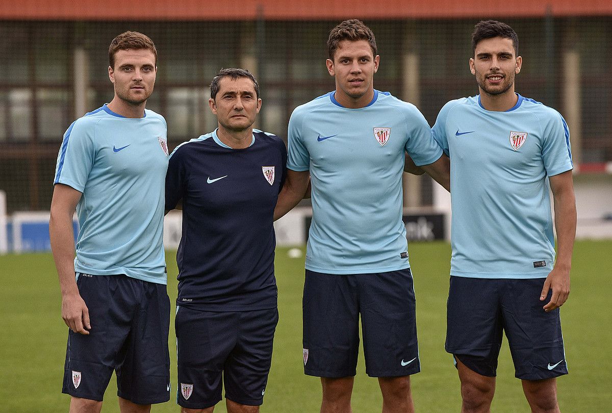 Javi Eraso, Ernesto Valverde eta Gorka Elustondo, denboraldi-aurreko lehen entrenamendua hasi aurretik. MIGUEL TOÑA / EFE.