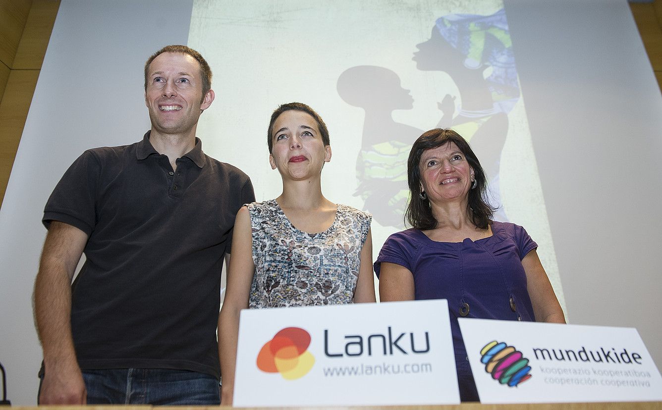 Josu Urrutia (Mundukide), Amuriza eta Marta Agirrezabala (Lanku). JON URBE / ARP.