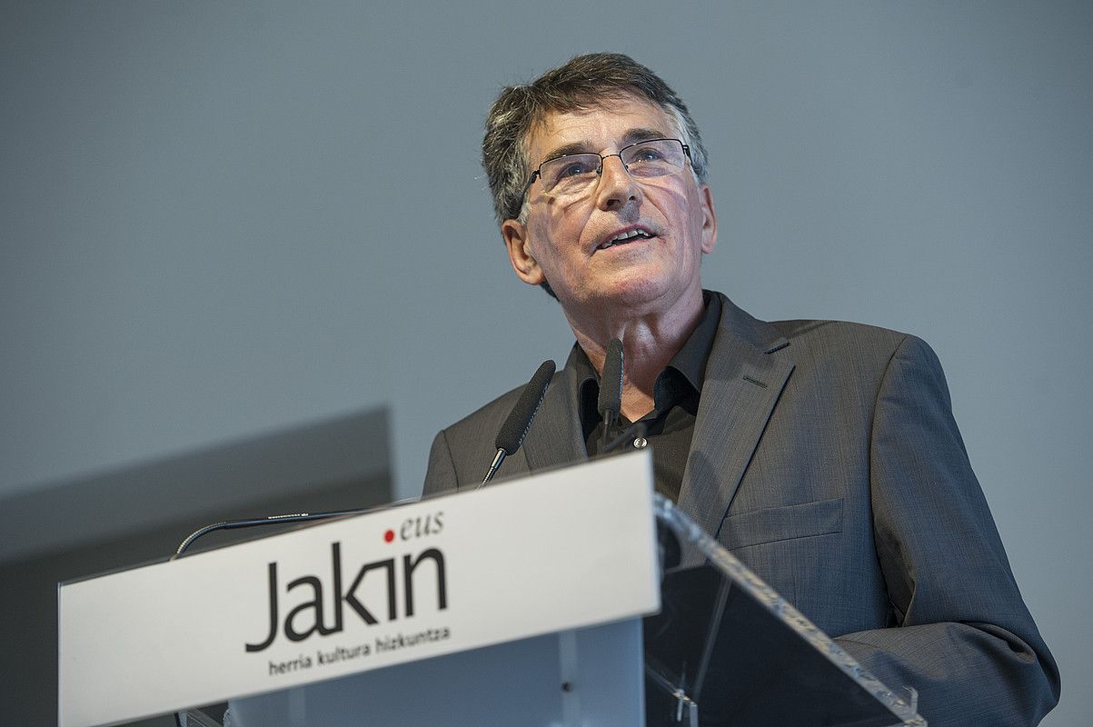 Joan Mari Torrealdai, iazko maiatzean, Hernanin, Jakin aldizkariaren zuzendaritza berria aurkezteko ekitaldian. JON URBE / ARGAZKI PRESS. Joan Mari Torrealdai, iazko maiatzean, Hernanin, Jakin aldizkariaren zuzendaritza berria aurkezteko ekitaldian. JON URBE / ARGAZKI PRESS.