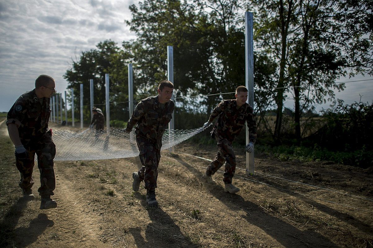 Hungariako soldaduak, duela astebete, hesia eraikitzen Kroaziako mugaldean. TAMAS SOKI / EFE.