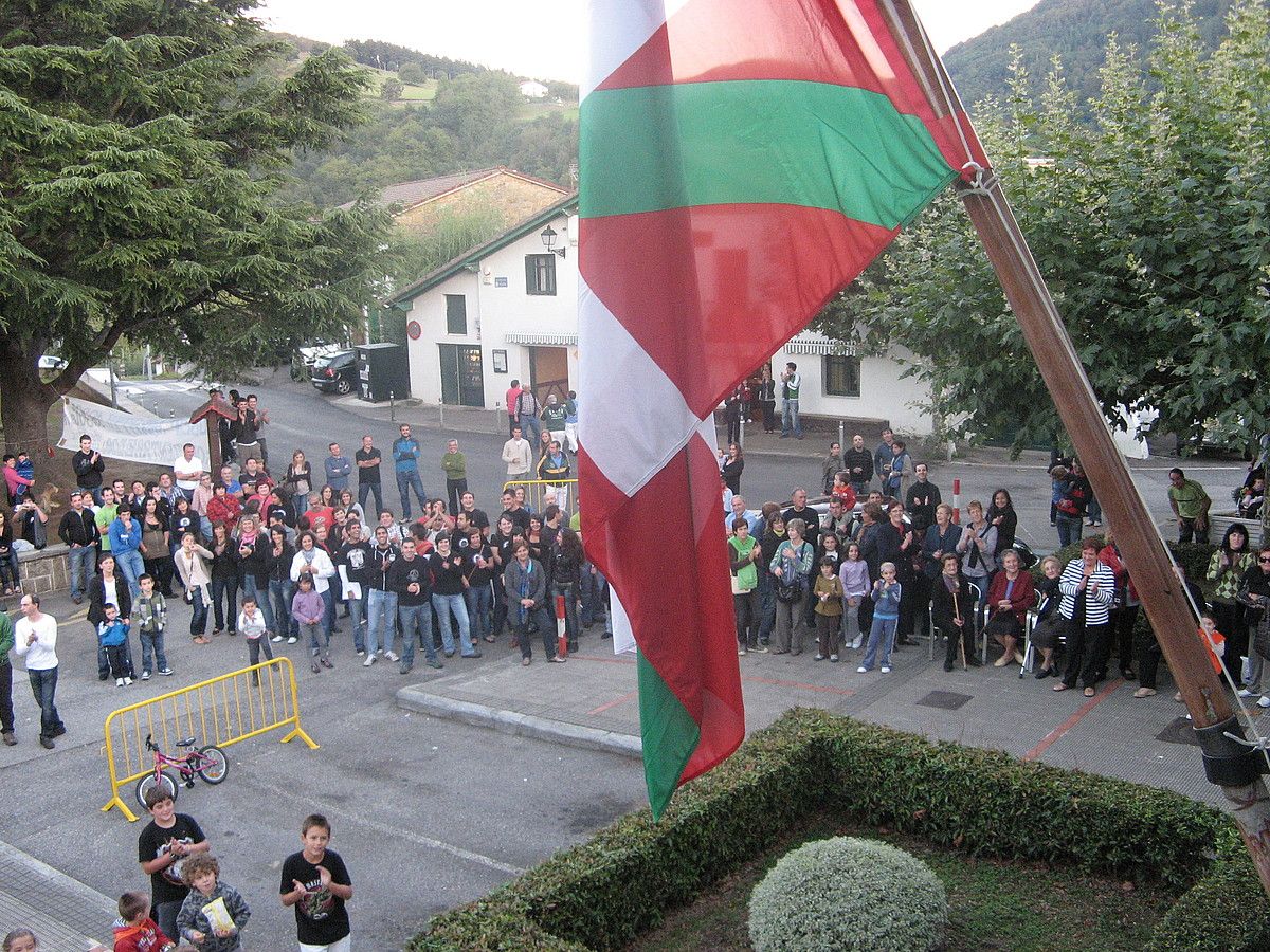 Antzerkiaren ostean, txupinazoa egiten dute Aizarnazabalgo plazan, eta jende ugari bildu ohi da. ONINTZA LETE ARRIETA / UROLA KOSTAKO HITZA. Antzerkiaren ostean, txupinazoa egiten dute Aizarnazabalgo plazan, eta jende ugari bildu ohi da. ONINTZA LETE ARRIETA / UROLA KOSTAKO HITZA.