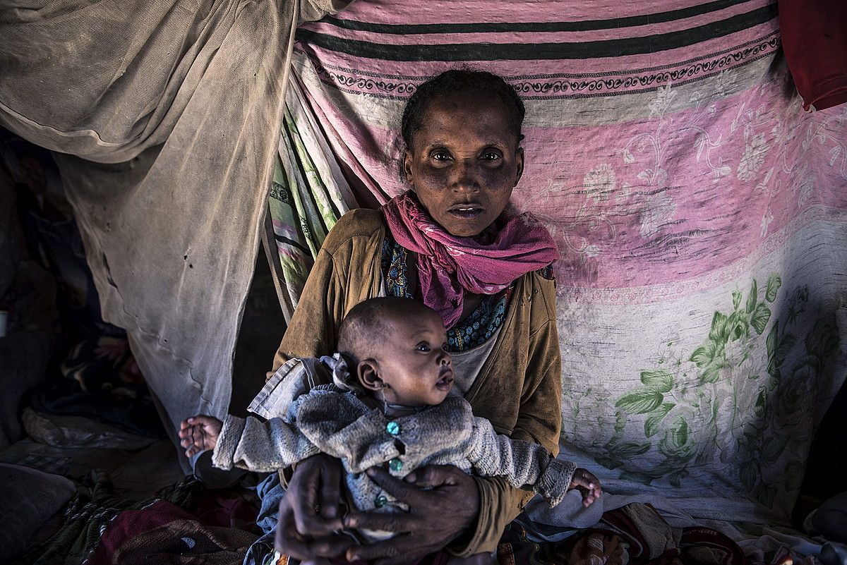 Madagaskar hegoaldean 200.000 lagun dira gose, 40.000 bost urtetik beherako haurrak. Irudian, ama-semeak, Amboasaryn. SHIRAAAZ MOHAMED/ EFE.