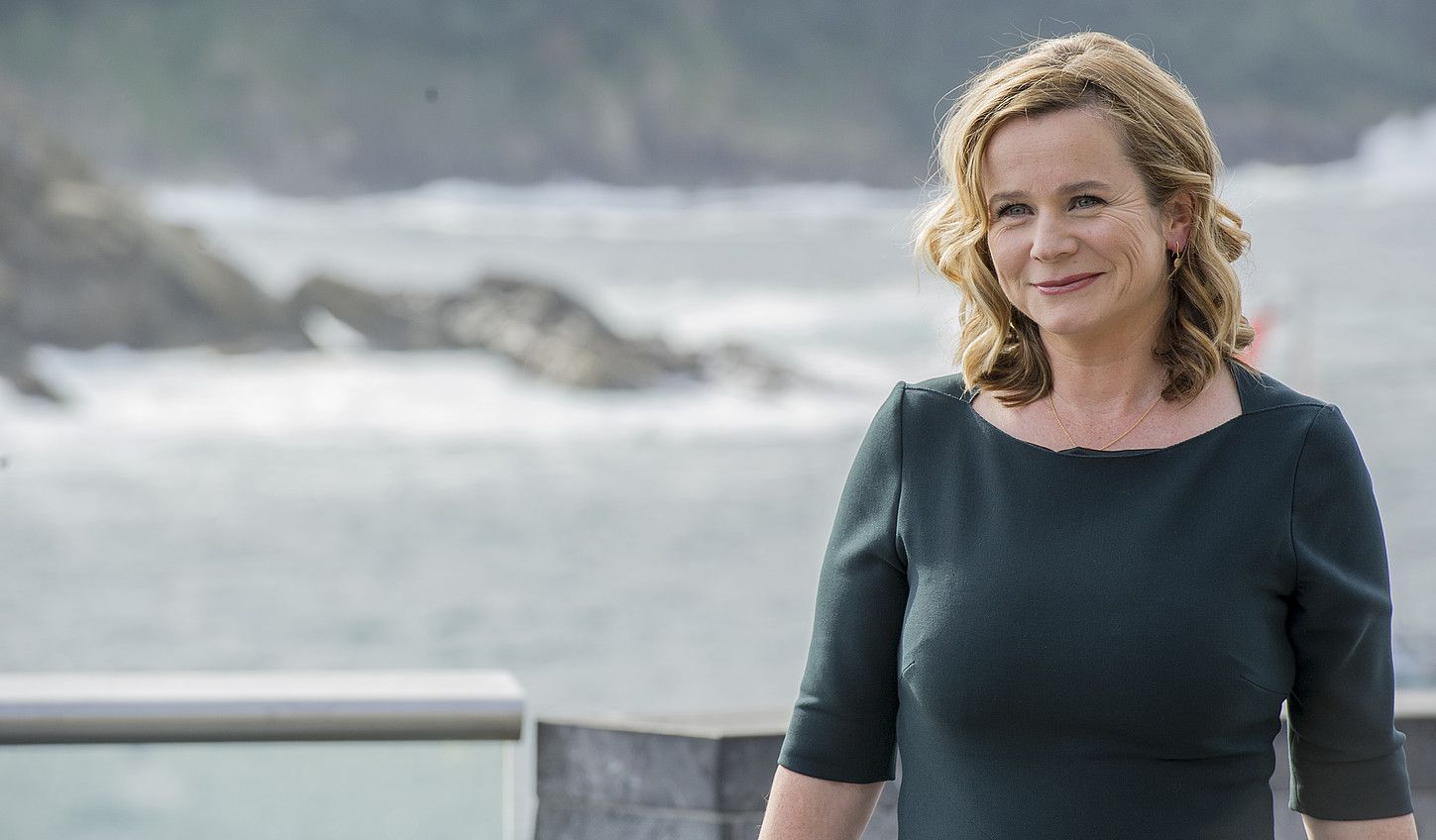 Emily Watson prentsaren aurrean azaldu zen atzo arratsaldean, Donostia saria jaso baino ordu gutxi lehenago. GORKA RUBIO / ARGAZKI PRESS. Emily Watson prentsaren aurrean azaldu zen atzo arratsaldean, Donostia saria jaso baino ordu gutxi lehenago. GORKA RUBIO / ARGAZKI PRESS.