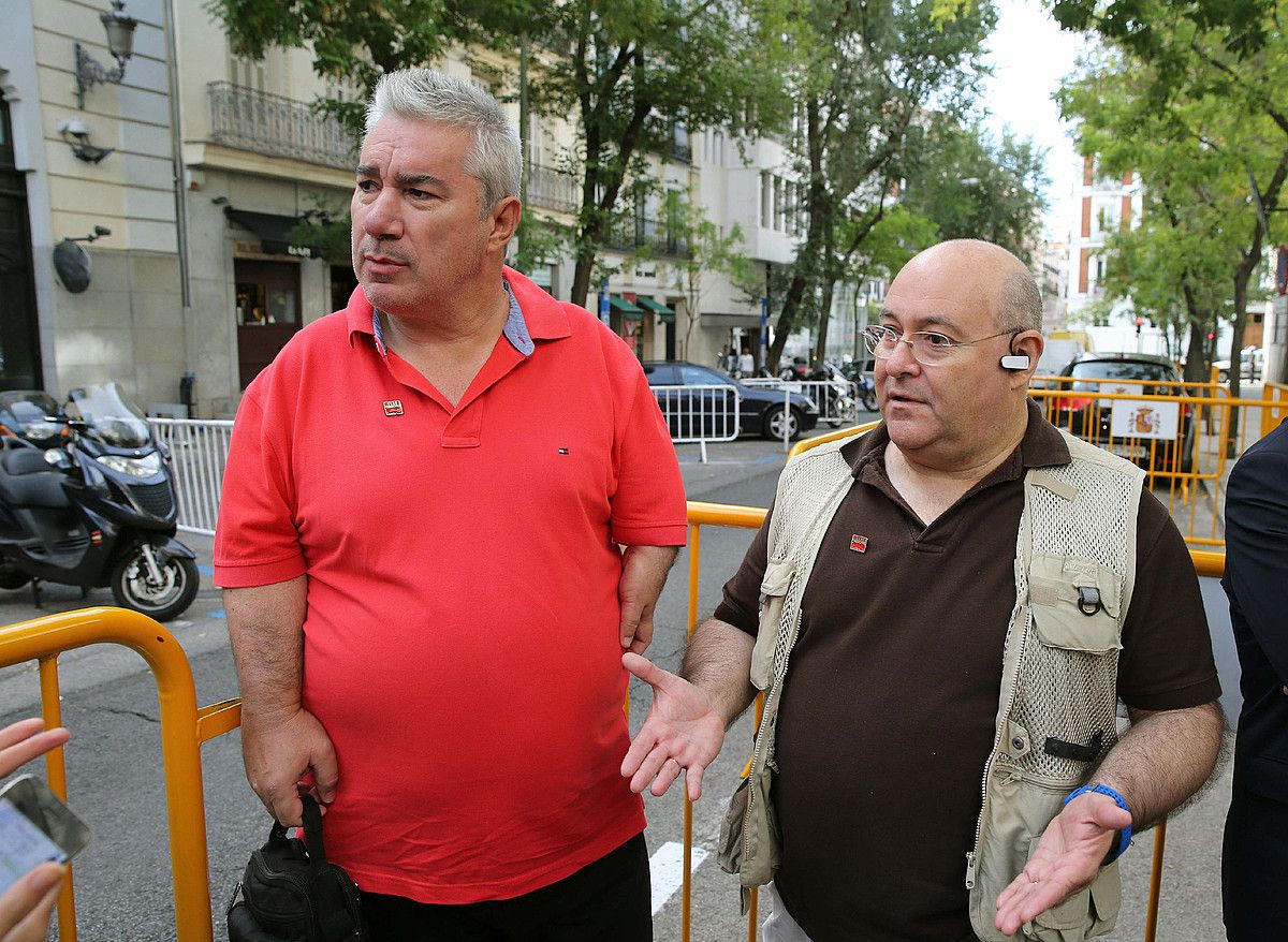 Avite elkarteko ordezkariak, atzo, Espainiako Auzitegi Gorenaren atarian. MARISCAL / EFE.