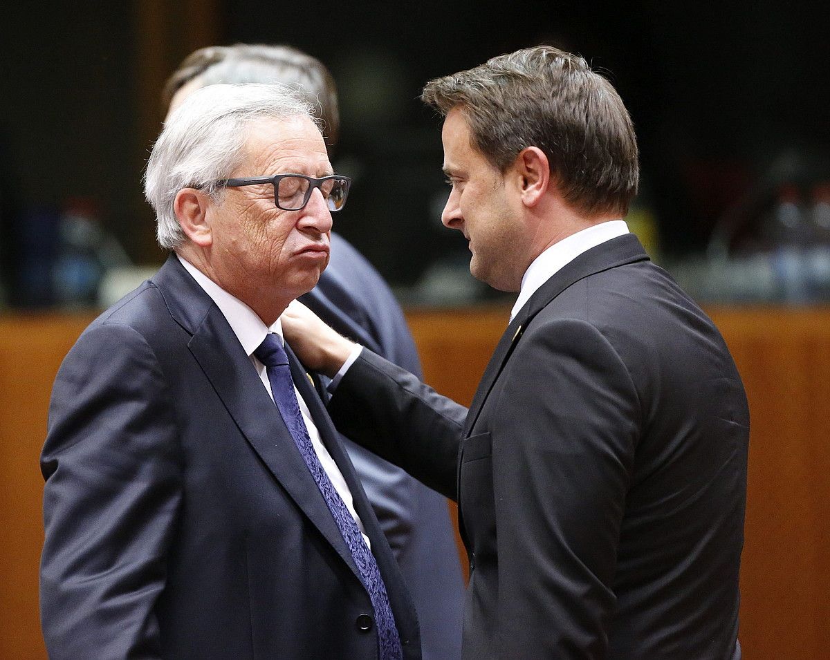 Jean-Claude Juncker Europako Batzordeko burua eta Xavier Bettel Luxenburgoko lehen ministroa, Bruselan. O. HOSLET / EFE. Jean-Claude Juncker Europako Batzordeko burua eta Xavier Bettel Luxenburgoko lehen ministroa, Bruselan. O. HOSLET / EFE.