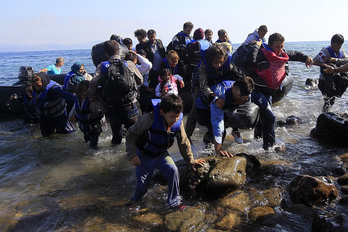 Egunero bi ferry lehorreratzen dira Pireoko kaian, Lesbosera heldutako errefuxiatuz beteta. IANNIS KOLESIDIS / EFE.