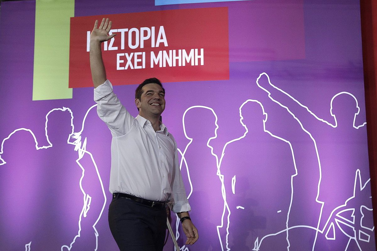 Alexis Tsipras Syrizako hautagaia, kanpainako azken ekitaldian, herenegun gauean, Atenasen. YANNIS KOLESIDIS / EFE.