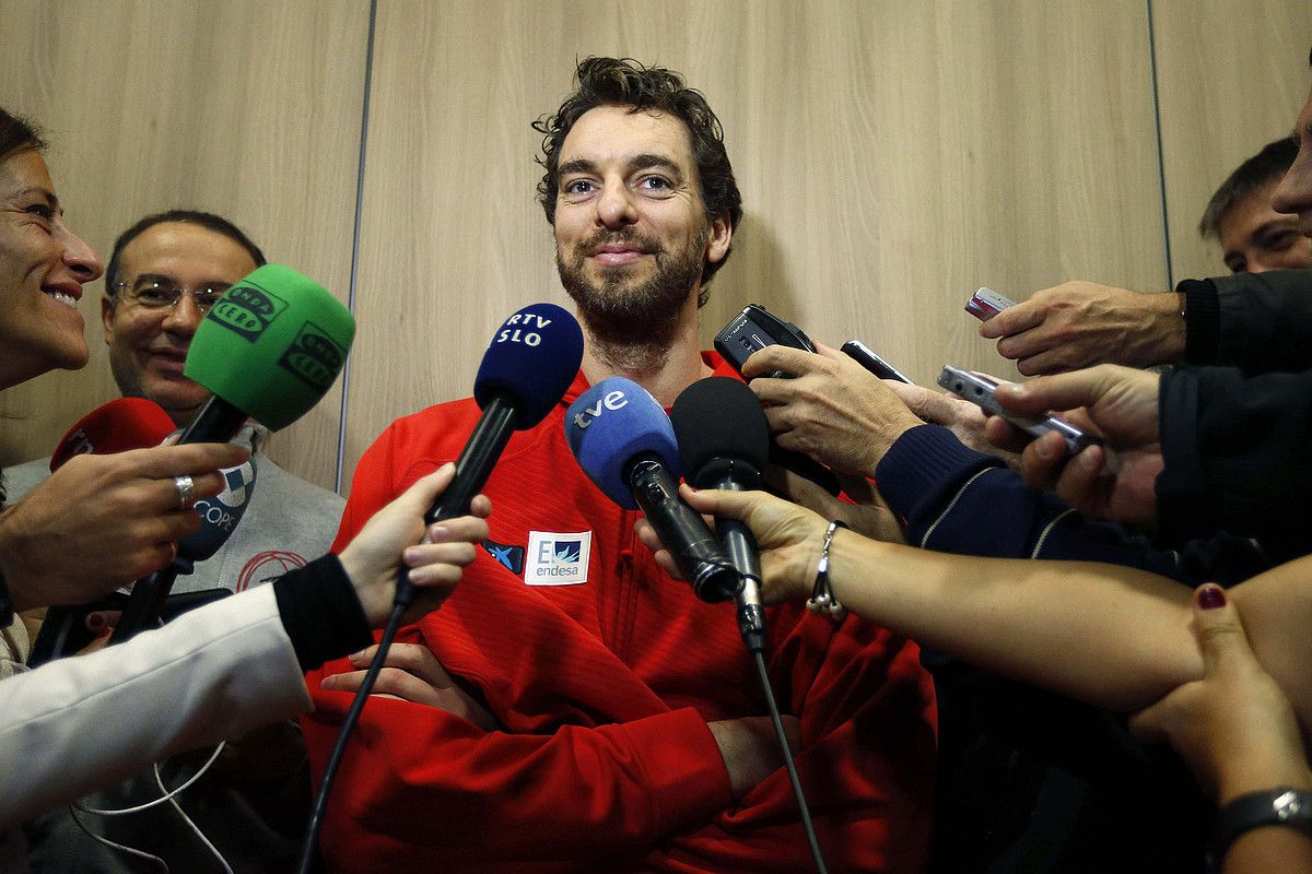 Pau Gasol, kazetariz inguratuta, atzo, Lillen. JUAN CARLOS HIDALGO / EFE.