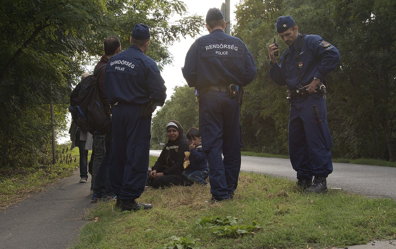 Etsipena, bide bazterrean. Bost ordu baino gehiago egin ditu galduta, bi haurrekin, familia aurkitu ezinik. Landan zehar eta trenbidean ibili da. Hamalau kilometro egin eta gero Szegedeko sarreran gerarazi eta atxilotu dituzte. JUAN CARLOS MOHR. Etsipena, bide bazterrean. Bost ordu baino gehiago egin ditu galduta, bi haurrekin, familia aurkitu ezinik. Landan zehar eta trenbidean ibili da. Hamalau kilometro egin eta gero Szegedeko sarreran gerarazi eta atxilotu dituzte. JUAN CARLOS MOHR.