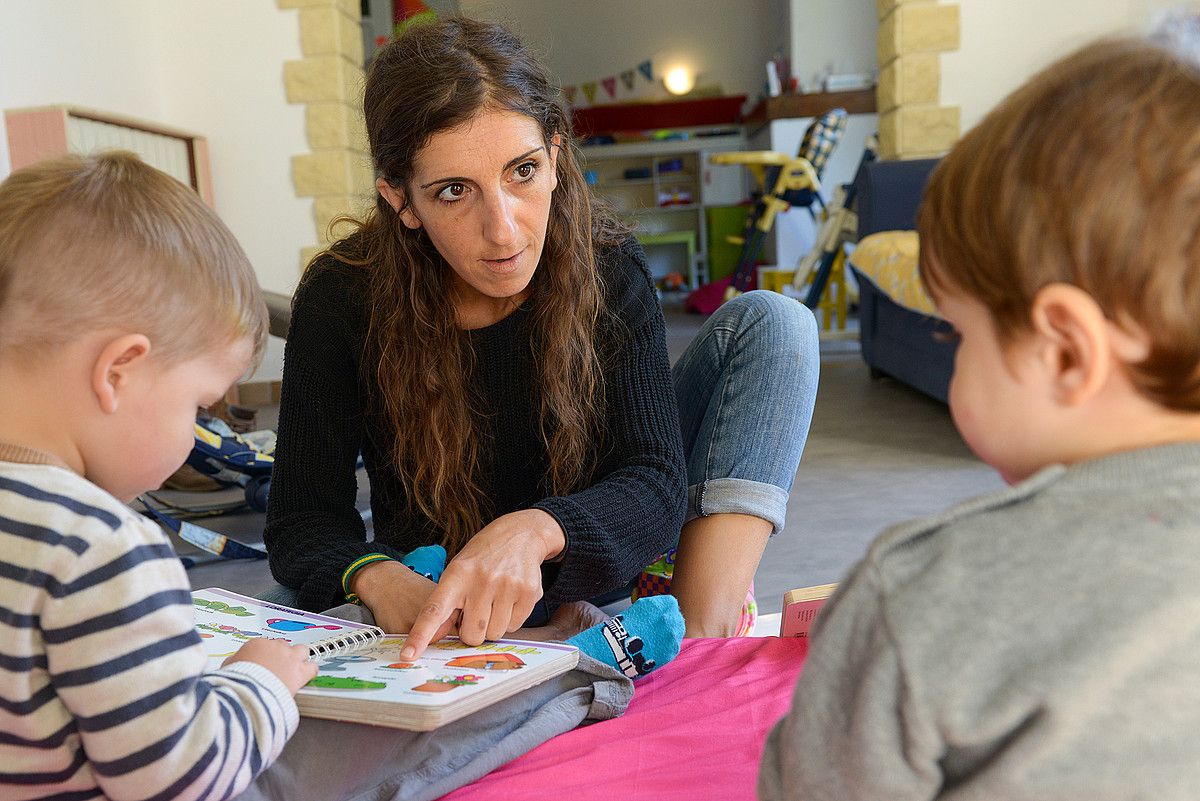 Nathalie Ampo, zaintzen dituen bi umeekin. Etxe bat du hartua zaintza lanetarako. ISABELLE MIQUELESTORENA.