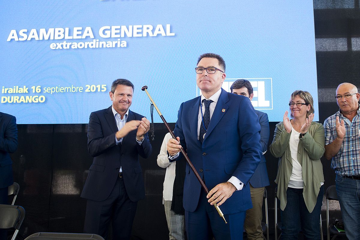 Imanol Landa, aginte makila eskuan, atzo Durangon egindako batzarrean. LUIS JAUREGIALTZO / ARGAZKI PRESS.