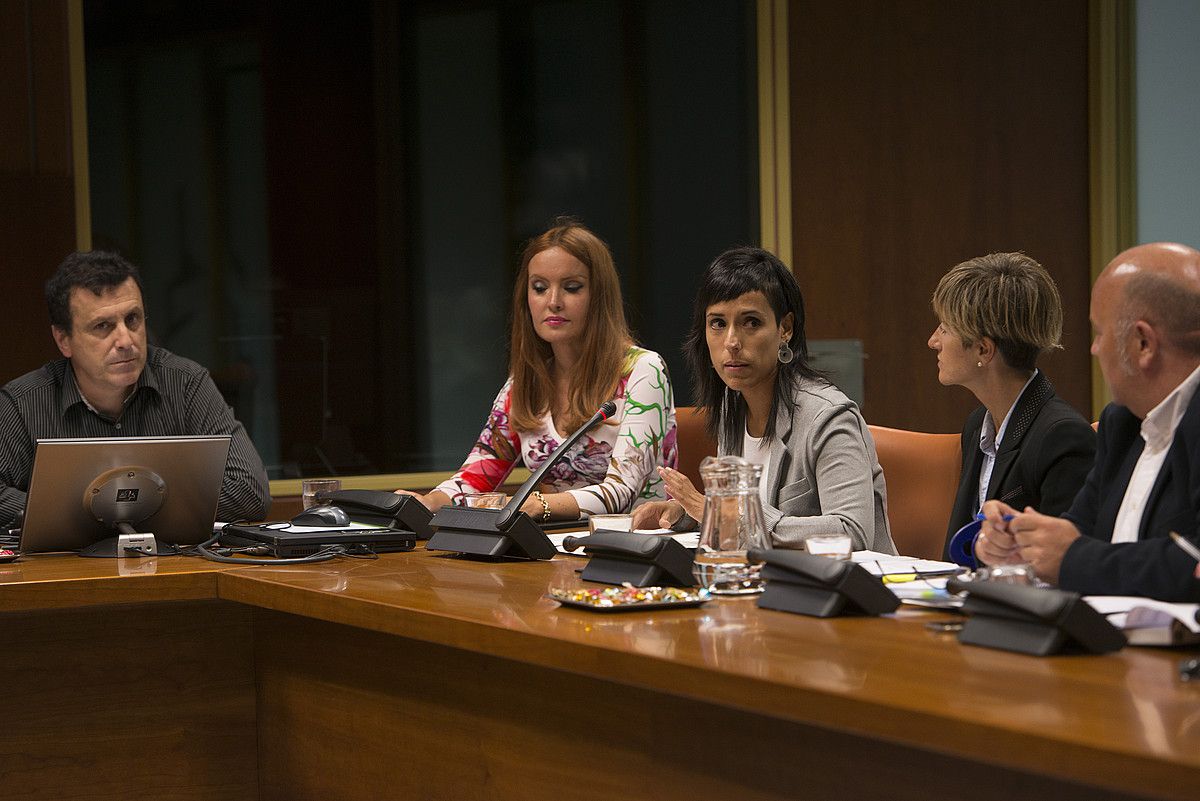 Iñaki Garcia, Ines Nuñez de la Parte, Sara Buesa eta Pili Zabala biktimak, atzo, Eusko Legebiltzarrean. RAUL BOGAJO / ARP.