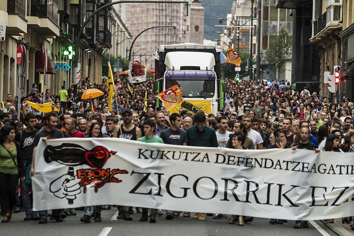 Jendetza batu zen atzo Bilbon Kukutzako istiluekin lotuta epaituko dituzten lagunen aldeko mobilizazioan. ARITZ LOIOLA / ARP.