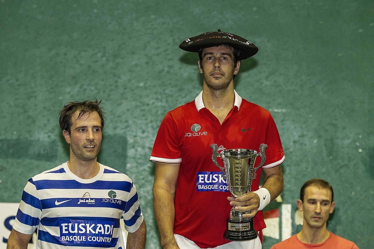 Iñaki Goikoetxea, txapel eta trofeoarekin; alboan, Mikel Egiguren. A. L. / ARP.