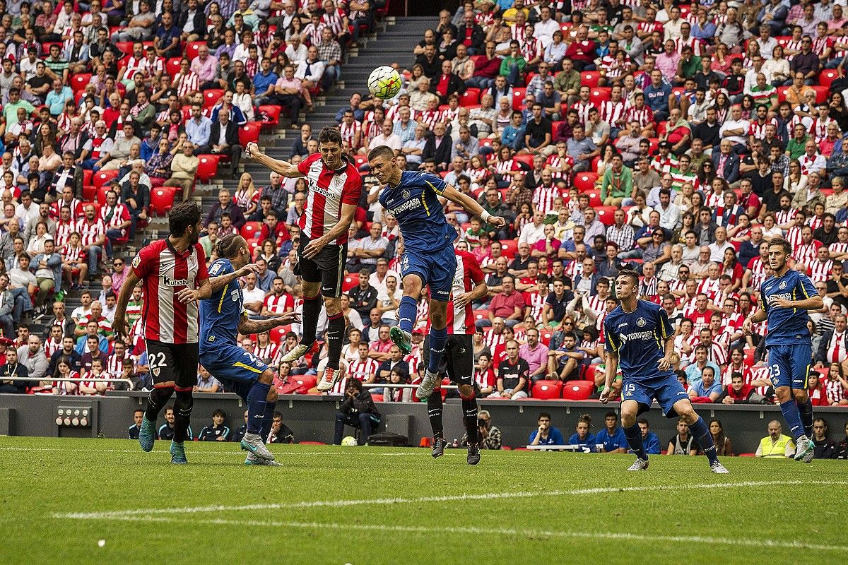 Aritz Aduriz, buruz errematatzen, joan zen igandean, Getaferen aurkako partidan. Raul Garcia ageri da ezkerrean, jokaldiari begira. ARITZ LOIOLA / ARGAZKI PRESS.