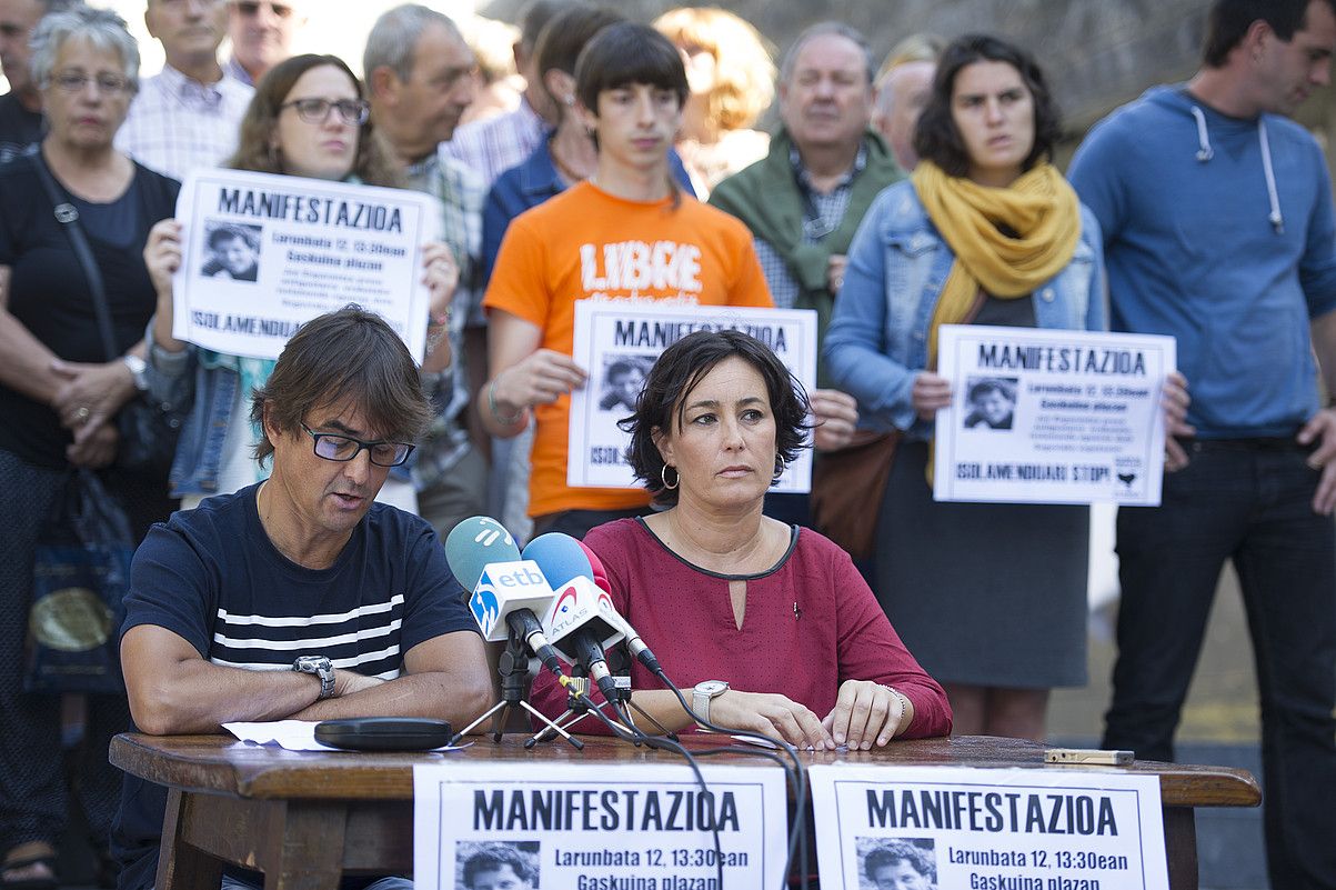 Donostiako Antiguako bizilagun Xabier Iriondo eta presoaren emazte Maider Alustiza, atzo, Donostian. GORKA RUBIO / ARP. Donostiako Antiguako bizilagun Xabier Iriondo eta presoaren emazte Maider Alustiza, atzo, Donostian. GORKA RUBIO / ARP.