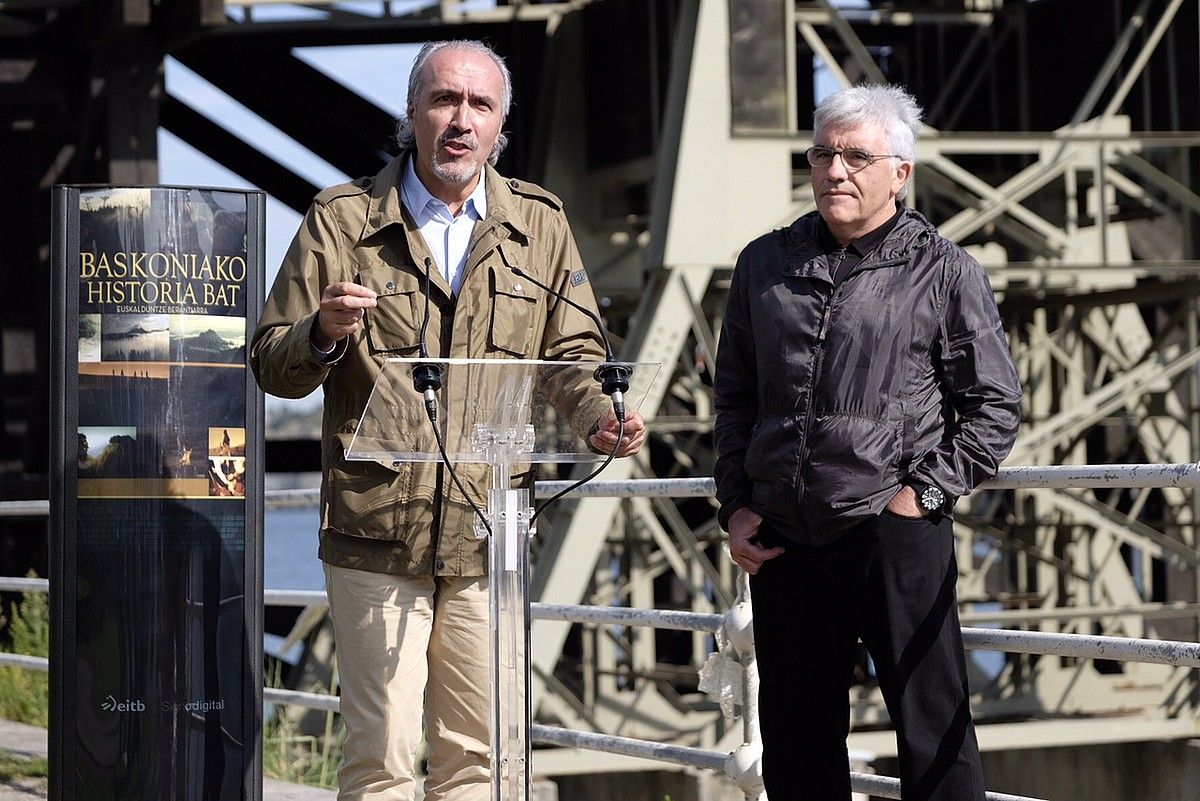 Josu Venero saioko zuzendaria eta Edu Barinaga ETBko zuzendaria, atzo, Barakaldon. ETB.