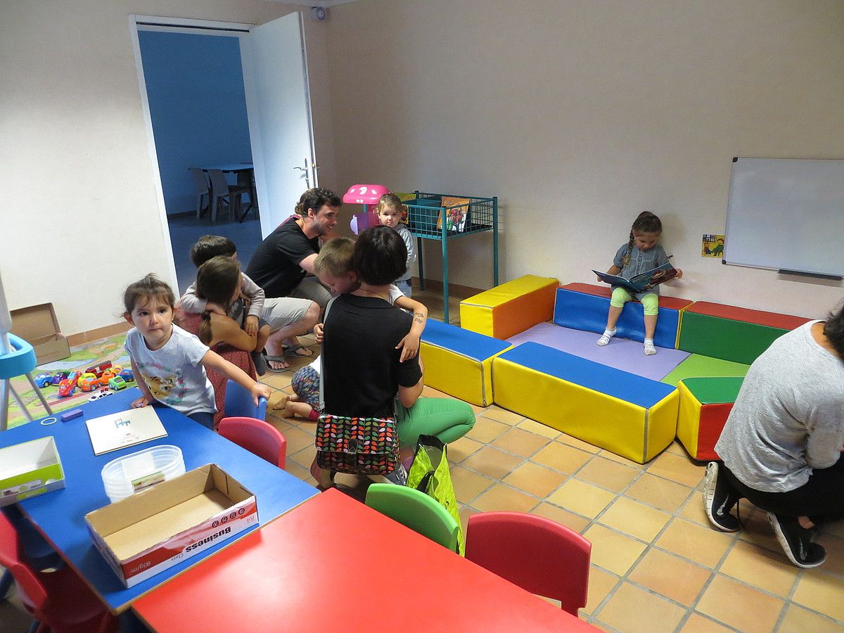 Ipar Euskal Herriko eskolek atzo izan zuten lehen eguna. Irudian, Basusarriko ikastola berria, atzo goizean. M.A. TXOPERENA IRIBARREN. Ipar Euskal Herriko eskolek atzo izan zuten lehen eguna. Irudian, Basusarriko ikastola berria, atzo goizean. M.A. TXOPERENA IRIBARREN.
