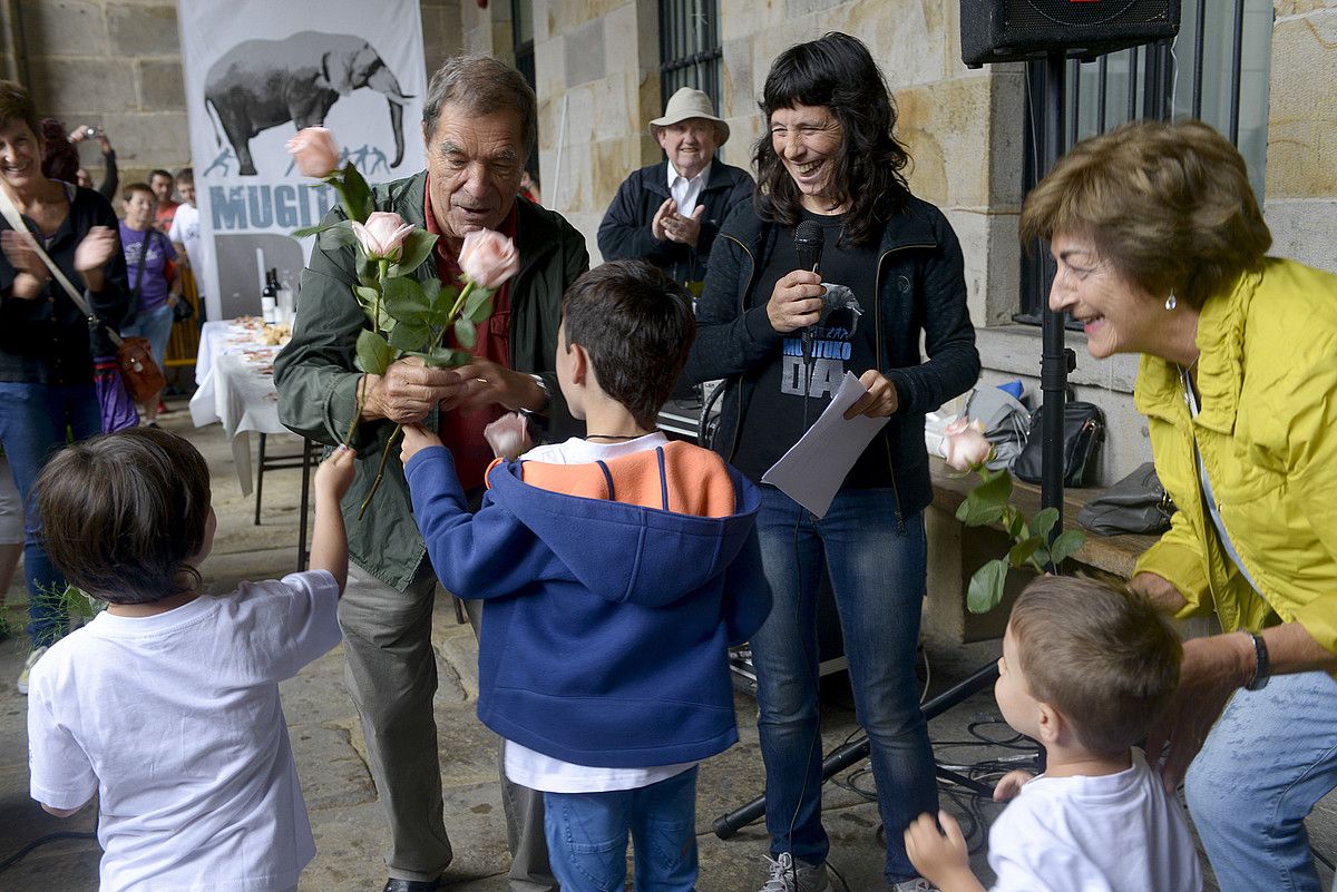 Jose Luis Elkoro, etxeko txikienen eskutik loreak jasotzen, atzo, Bergaran (Gipuzkoa). RAUL BOGAJO / ARGAZKI PRESS.