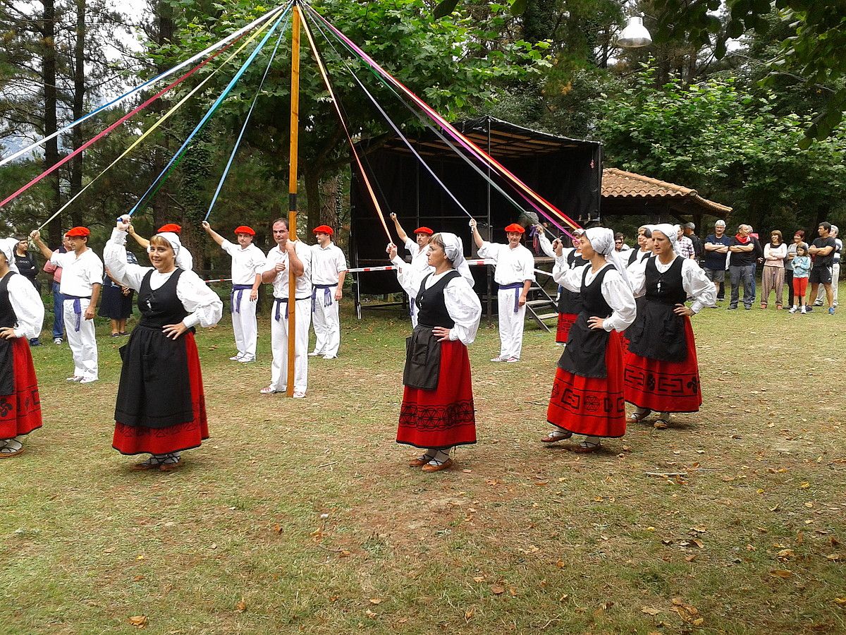 Musika eta dantza ez da faltako aurten ere Izurtzako jaietan. IZURTZAKO UDALA.