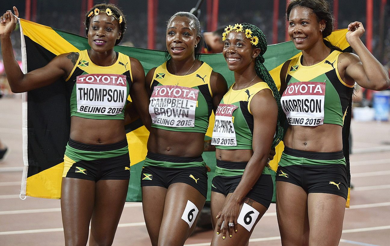 Elaine Thompson, Veronica Campbell-Brown, Shelly-Ann Fraser-Pryce eta Natasha Thompson, Jamaikaren 4x100 metroko taldea, euren herrialdeko banderarekin, atzoko lasterketa irabazi ondorern. HOW HWEE YOUNG / EFE.