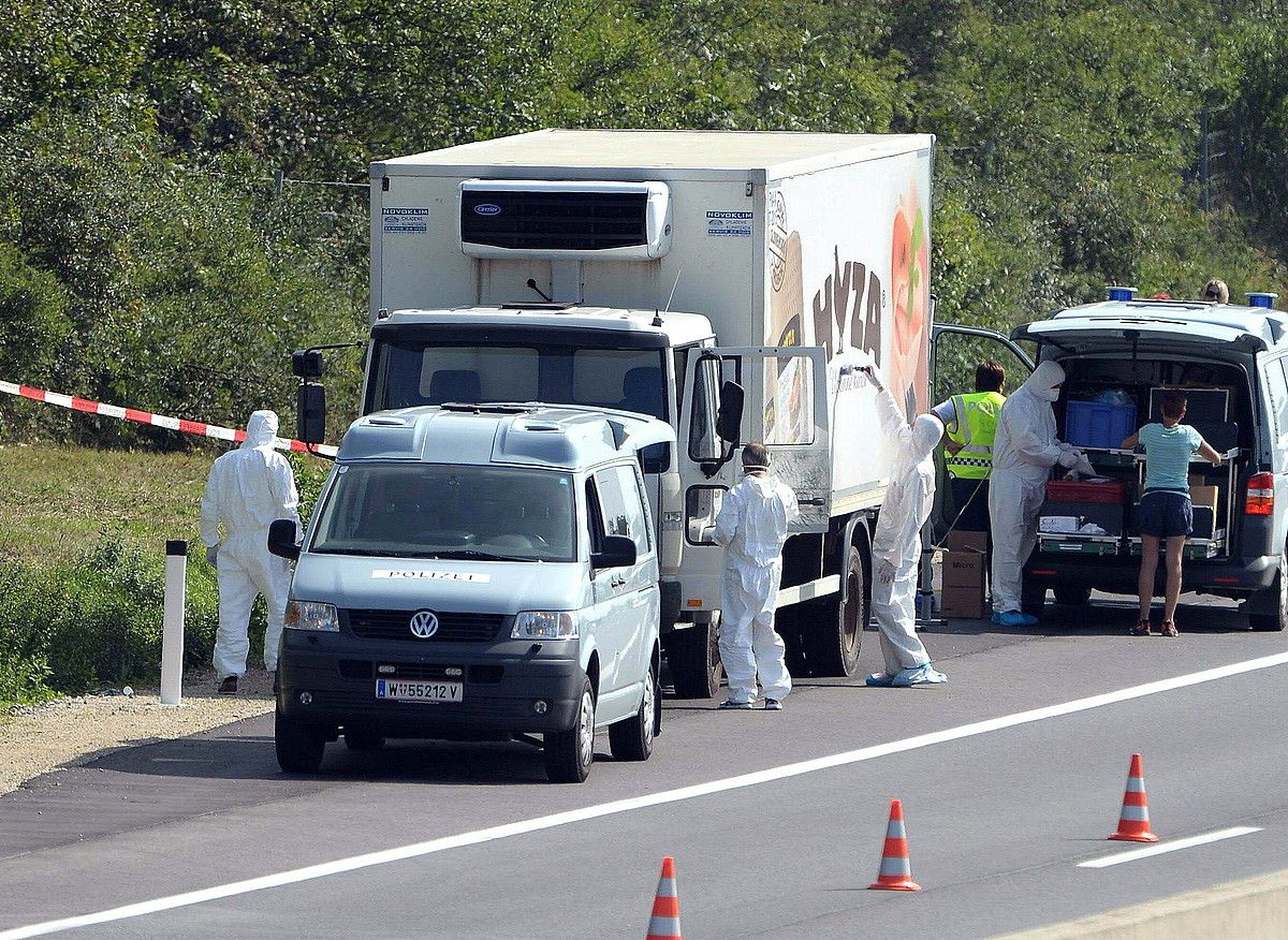 Dozenaka migratzaileren gorpuak zeramatzan kamioia, Austrian, atzo. ROLAND SCHLAGER / EFE.