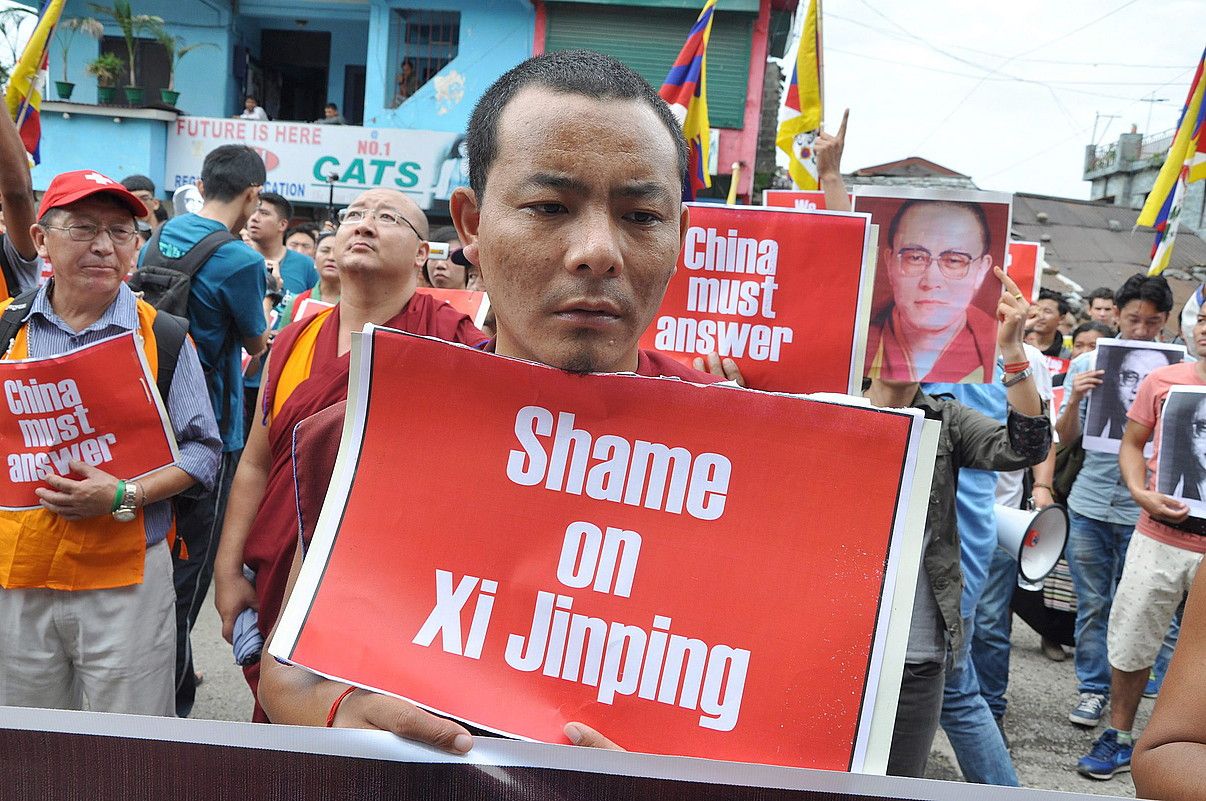 Xi Jinping Txinako presidentearen aurkako protestari tibetarrak, Dharamsalan, Indian, uztailean. SANJAY BAID / EFE. Xi Jinping Txinako presidentearen aurkako protestari tibetarrak, Dharamsalan, Indian, uztailean. SANJAY BAID / EFE.