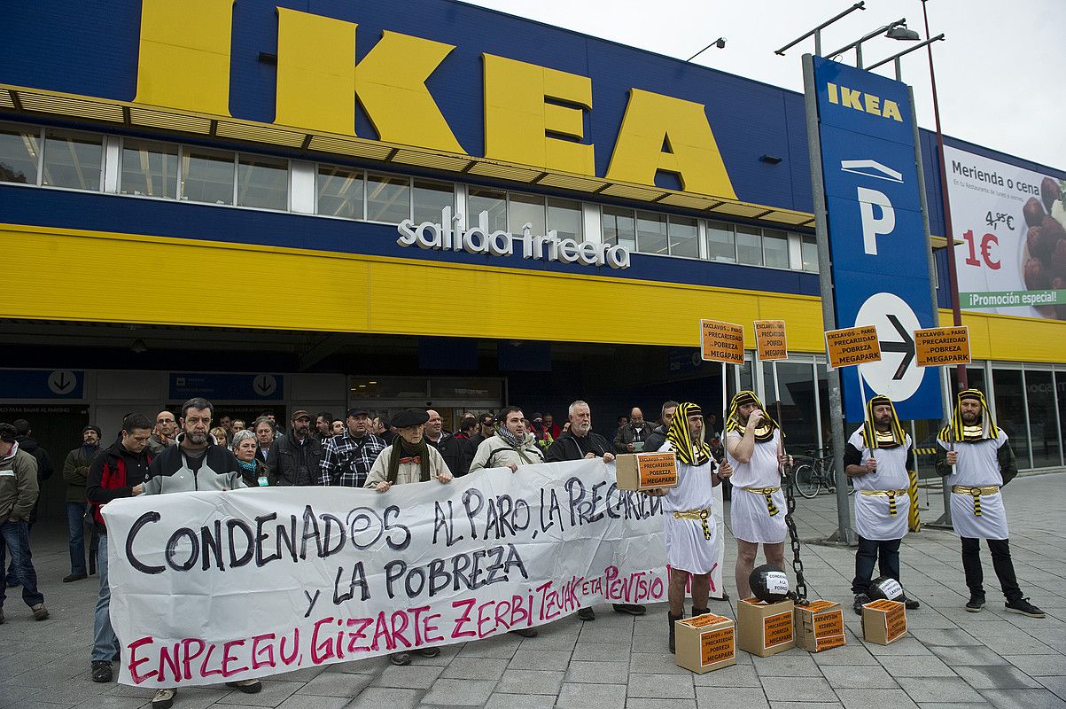 Ikeako lan baldintzen aurkako protesta bat artxiboko irudi batean. L.J. / ARP. Ikeako lan baldintzen aurkako protesta bat artxiboko irudi batean. L.J. / ARP.