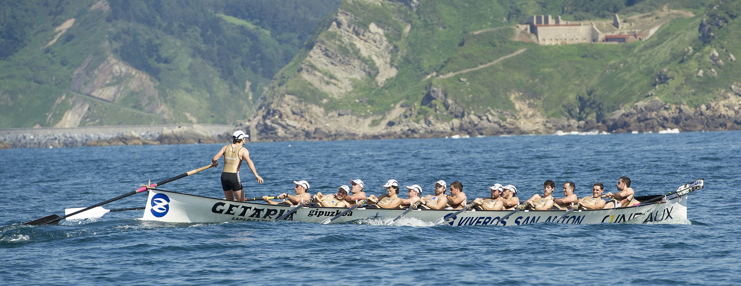 Getariako arraunlariak, ahalegin betean, ekainaren 20an, KAE 1 ligako lehen jardunaldian, Zarautzen. GORKA RUBIO / ARGAZKI PRESS.