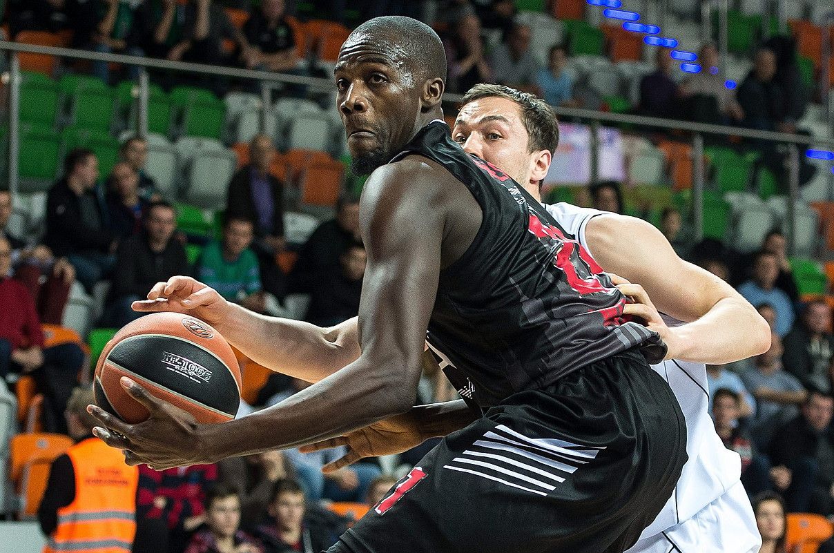Shawn James baloiarekin, iragan sasoian Armani Milanekin jokaturiko partida batean. MACIEJ KULCZYNSKI / EFE.