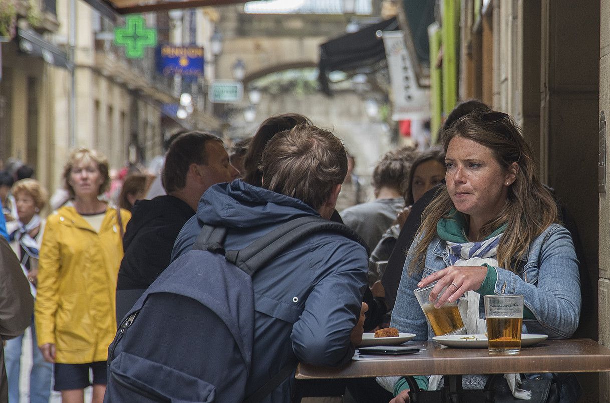 Donostiako udako terrazen inguruko polemika piztu da sare sozialetan, prezio garestiak direla eta. ANDONI CANELLADA / ARGAZKI PRESS.