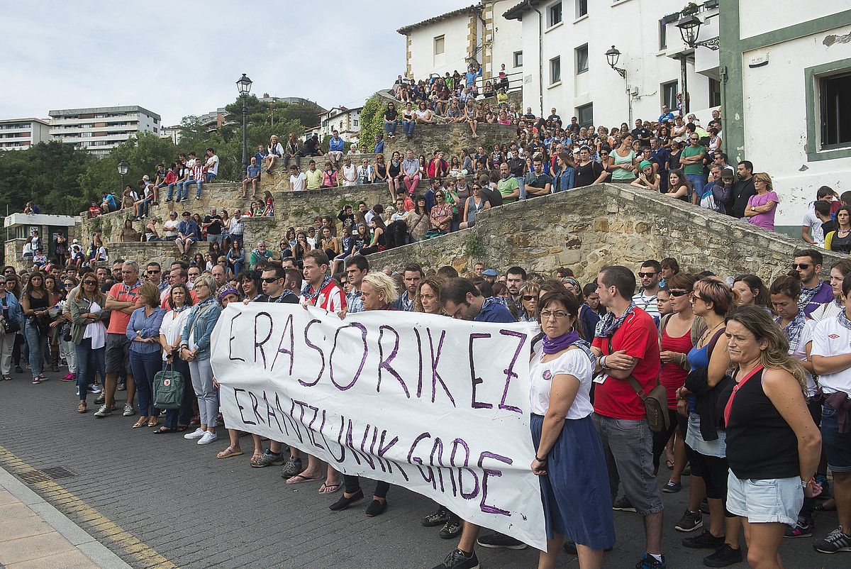Hilaren 14an Getxoko Portu Zaharrean egin zuten protesta. L. JAUREGIALTZO / ARP.