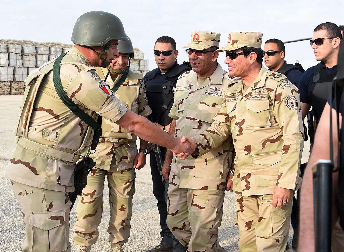 Abdel Fatah al-Sisi Egiptoko presidentea Sinaiko soldaduak agurtzen, uztailean. PRESIDENTEAREN BULEGOA / EFE.