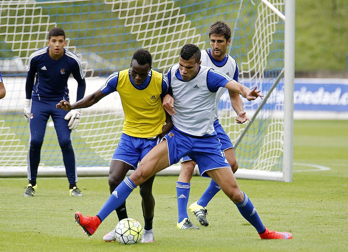 Bruma eta Jonathas, lehian, eta Rulli eta Markel Bergara haiei begira, entrenamendu batean, Zubietan. GORKA ESTRADA / EFE.