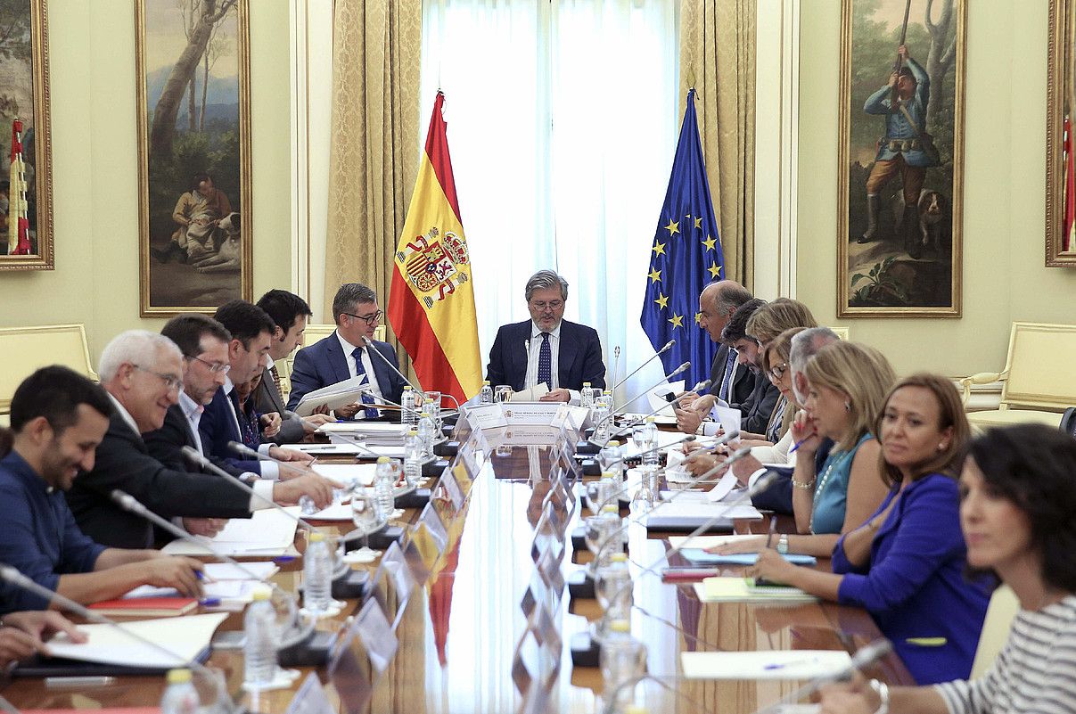 Hezkuntza kontseilariak, Espainiako Hezkuntza ministro Iñigo Mendez de Vigorekin bilduta, atzo. CHEMA MOYA / EFE. Hezkuntza kontseilariak, Espainiako Hezkuntza ministro Iñigo Mendez de Vigorekin bilduta, atzo. CHEMA MOYA / EFE.