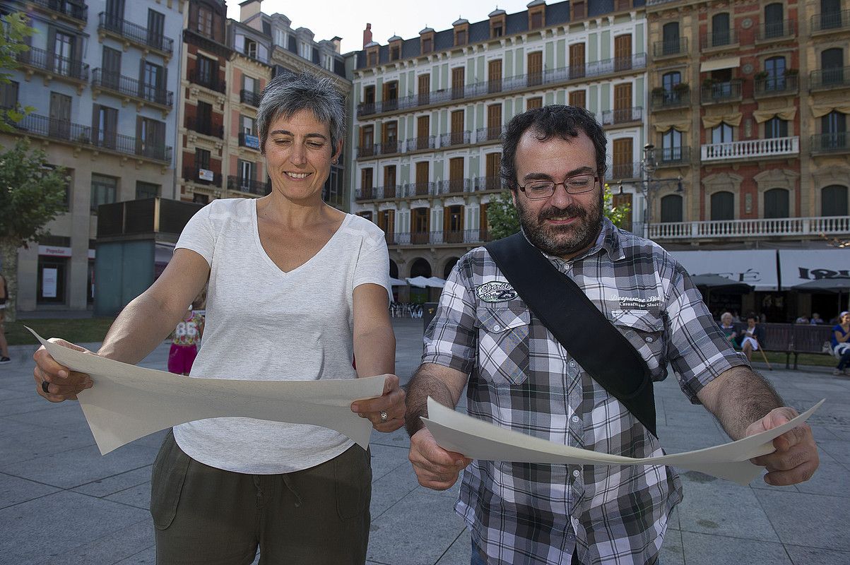 Paula Kasares eta Ricardo Feliu, elkarrizketarako erabili dituzten mapei begira, Iruñeko Gazteluko plazan. ARGAZKIAK: IÑIGO URIZ / ARGAZKI PRESS.