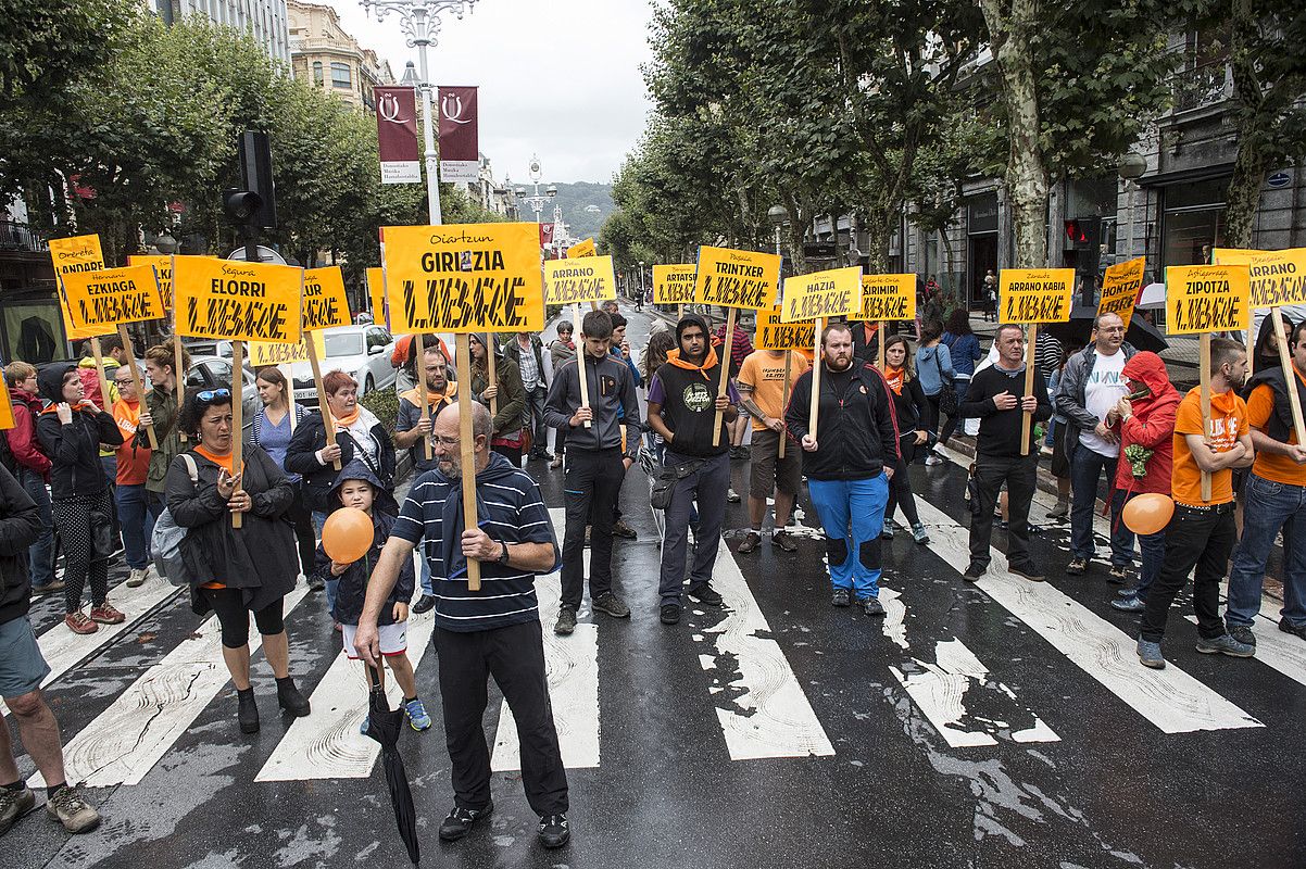 'Herriko tabernetako' hainbat ordezkari, euren elkartearen karteltxoekin, atzo, Donostian egindako manifestazioan. JAGOBA MANTEROLA / ARGAZKI PRESS.