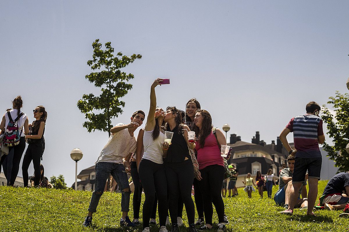 Gazte talde bat, sakelako telefonoarekin selfie bat egiten, artxiboko irudi batean. ARITZ LOIOLA / ARGAZKI PRESS.