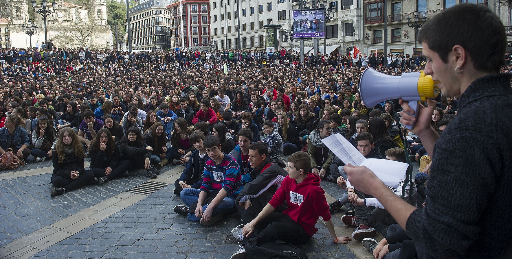 Ikasleen protesta jendetsua, iazko martxoan, Bilbon, hezkuntza erreformaren aurka. Milaka ikasle atera ziren kalera Hego Euskal Herrian. LUIS JAUREGIALTZO / ARGAZKI PRESS.