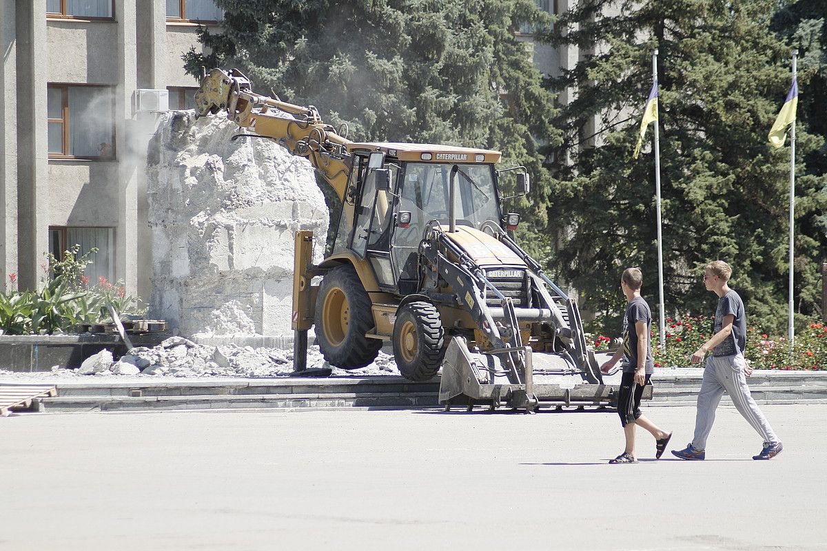 Hondeamakina bat Leninen estatua suntsitzen, Ukraina hego-ekialdeko Sloviansk hirian. MIKEL ARREGI ASKASIBAR / EFE.