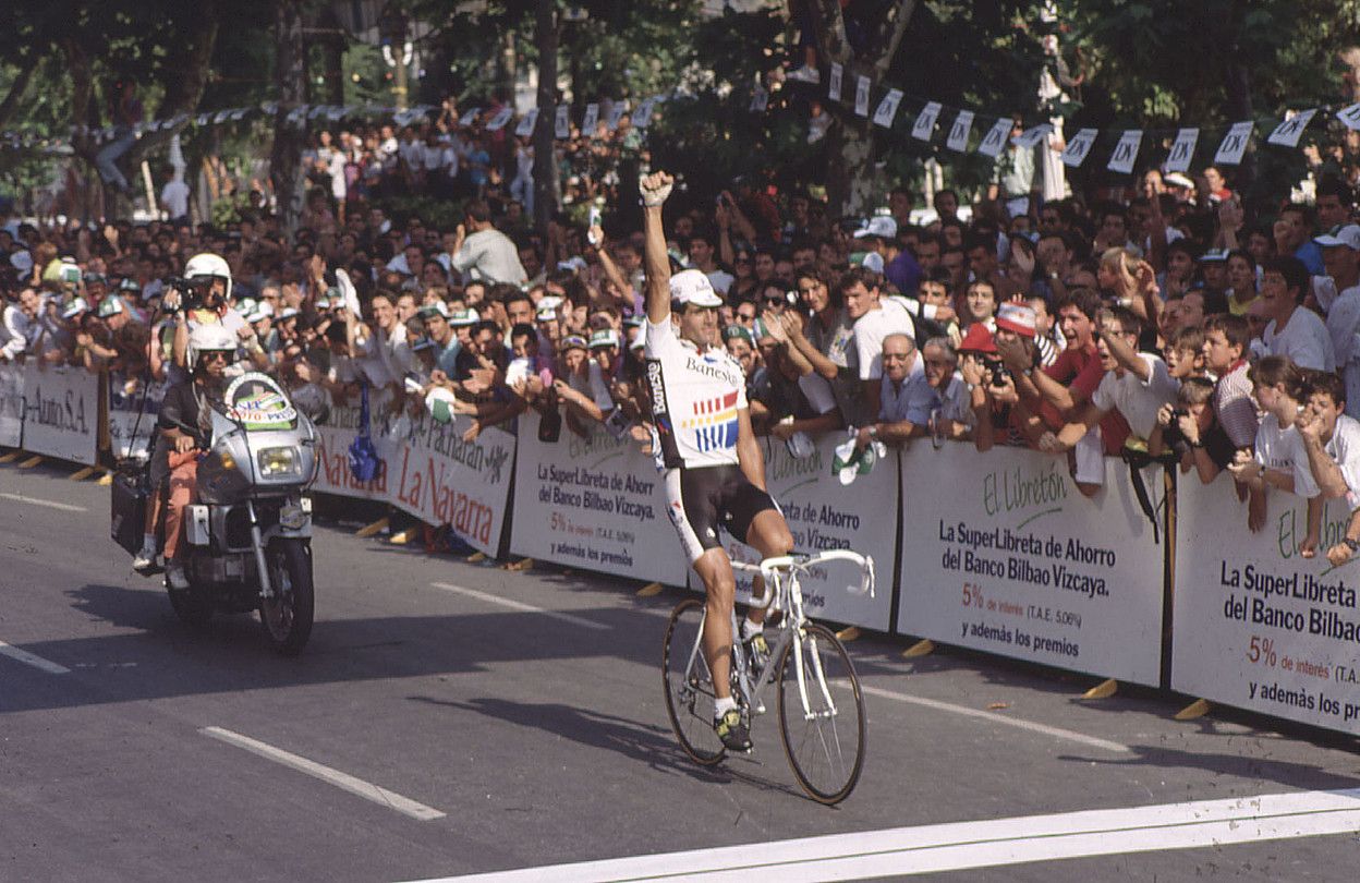 Miguel Indurain, garaipena ospatzen, Donostiako Bulebarrean, 1990eko Klasikoan. DV.