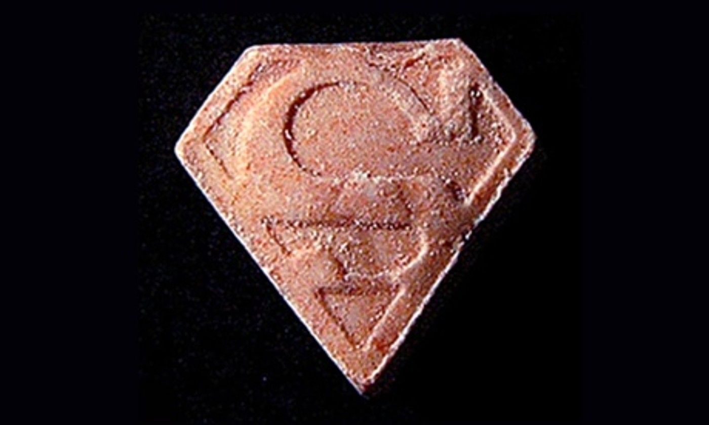 Superman-en S logotipo formadun PMMA pilula. BERRIA.