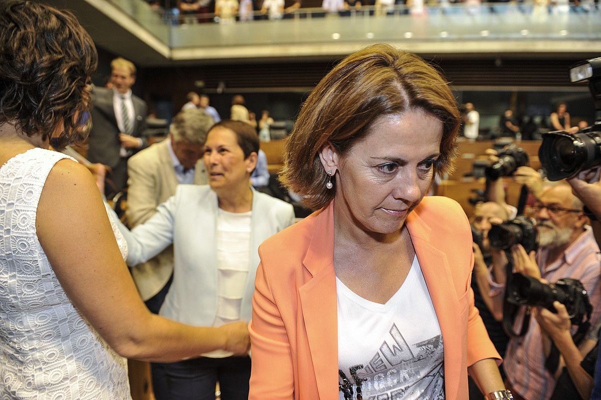 Uxue Barkos, presidente hautatua izan ostean. Lehen planoan, Yolanda Barcina presidente ohia. IDOIA ZABALETA / ARP. Uxue Barkos, presidente hautatua izan ostean. Lehen planoan, Yolanda Barcina presidente ohia. IDOIA ZABALETA / ARP.