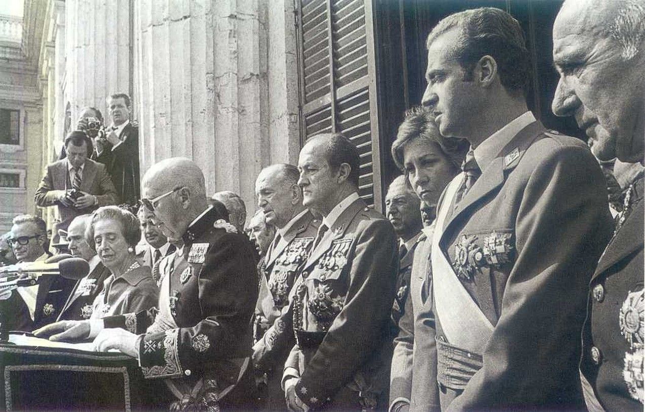 Juan Carlos I.a Espainiako errege ohia (eskuinean), Francisco Franco diktadorearen azken agerraldi publikoan. BERRIA.