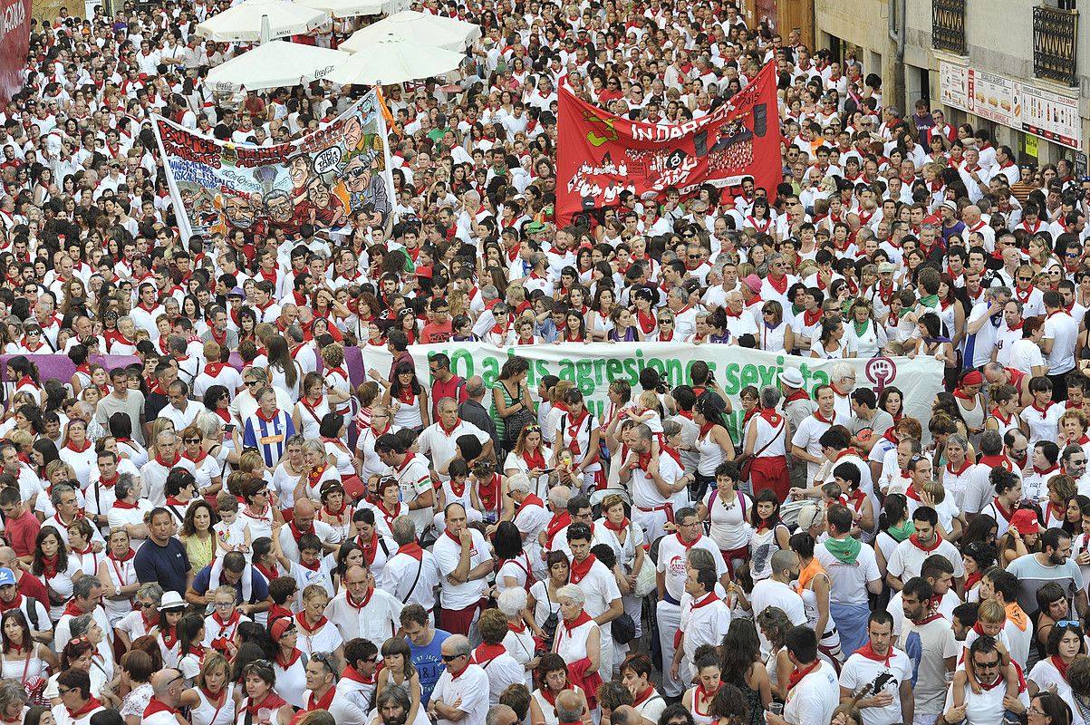 Sanferminetan jazotako erasoetako bat salatzeko elkarretaratze jendetsua, Iruñeko Udaletxe plazan. IDOIA ZABALETA / ARGAZKI PRESS. Sanferminetan jazotako erasoetako bat salatzeko elkarretaratze jendetsua, Iruñeko Udaletxe plazan. IDOIA ZABALETA / ARGAZKI PRESS.