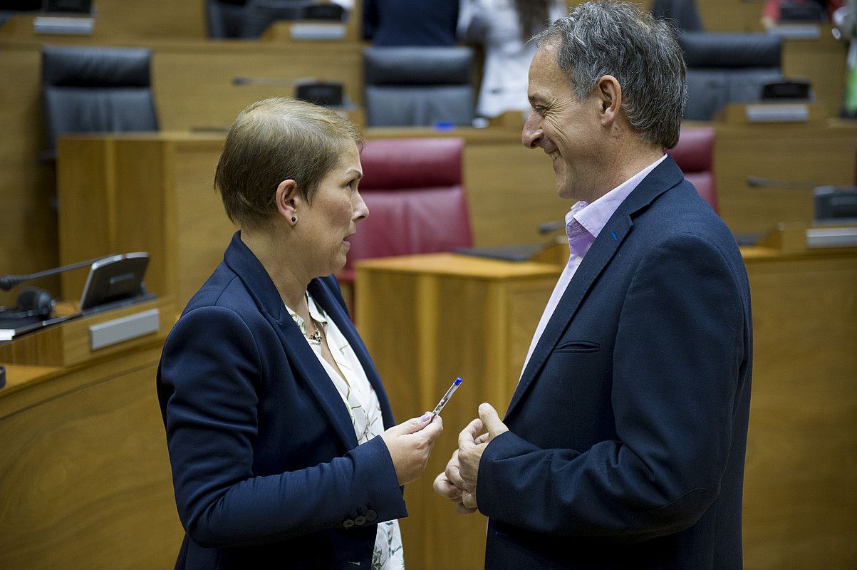 Adolfo Araiz eta Uxue Barkos, ekainaren 17an, Nafarroako Parlamentuan. IÑIGO URIZ / ARGAZKI PRESS.