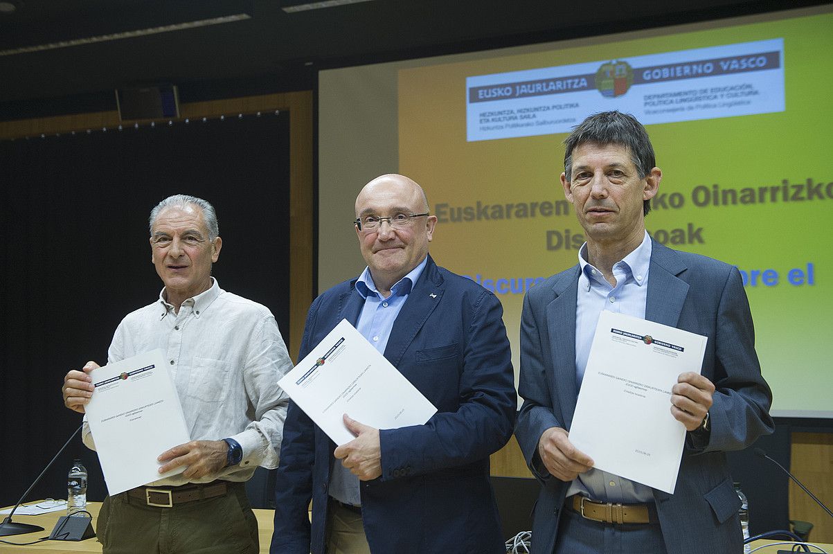 Xabier Erize EGODeko kidea, Patxi Baztarrika sailburuordea eta Iñaki Martinez de Luna EGODeko zuzendaria. JON URBE / ARP. Xabier Erize EGODeko kidea, Patxi Baztarrika sailburuordea eta Iñaki Martinez de Luna EGODeko zuzendaria. JON URBE / ARP.
